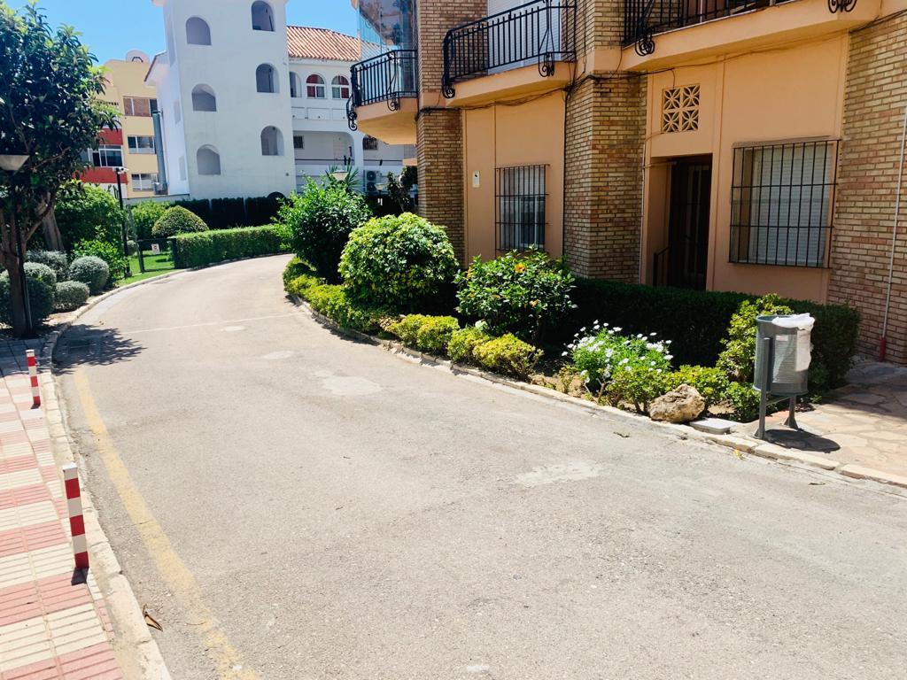 Hermoso bajo de un dormitorio en urbanización turística a un paso del mar y muy cerca de Puerto Marina