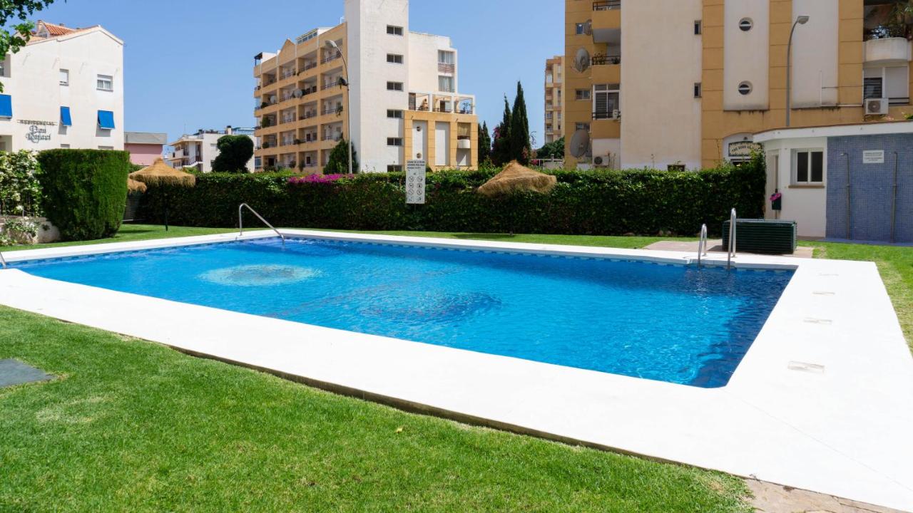 Se vende en edificio con piscina y parque