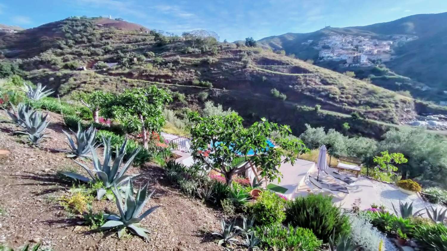 En venta esta hermosa finca con casa de invitados y piscina