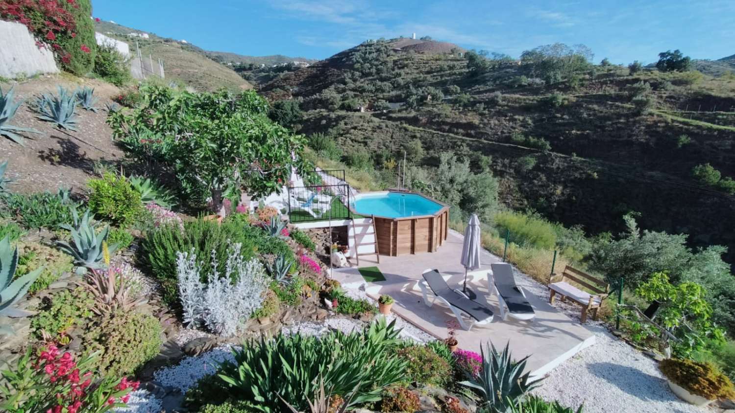 En venta esta hermosa finca con casa de invitados y piscina