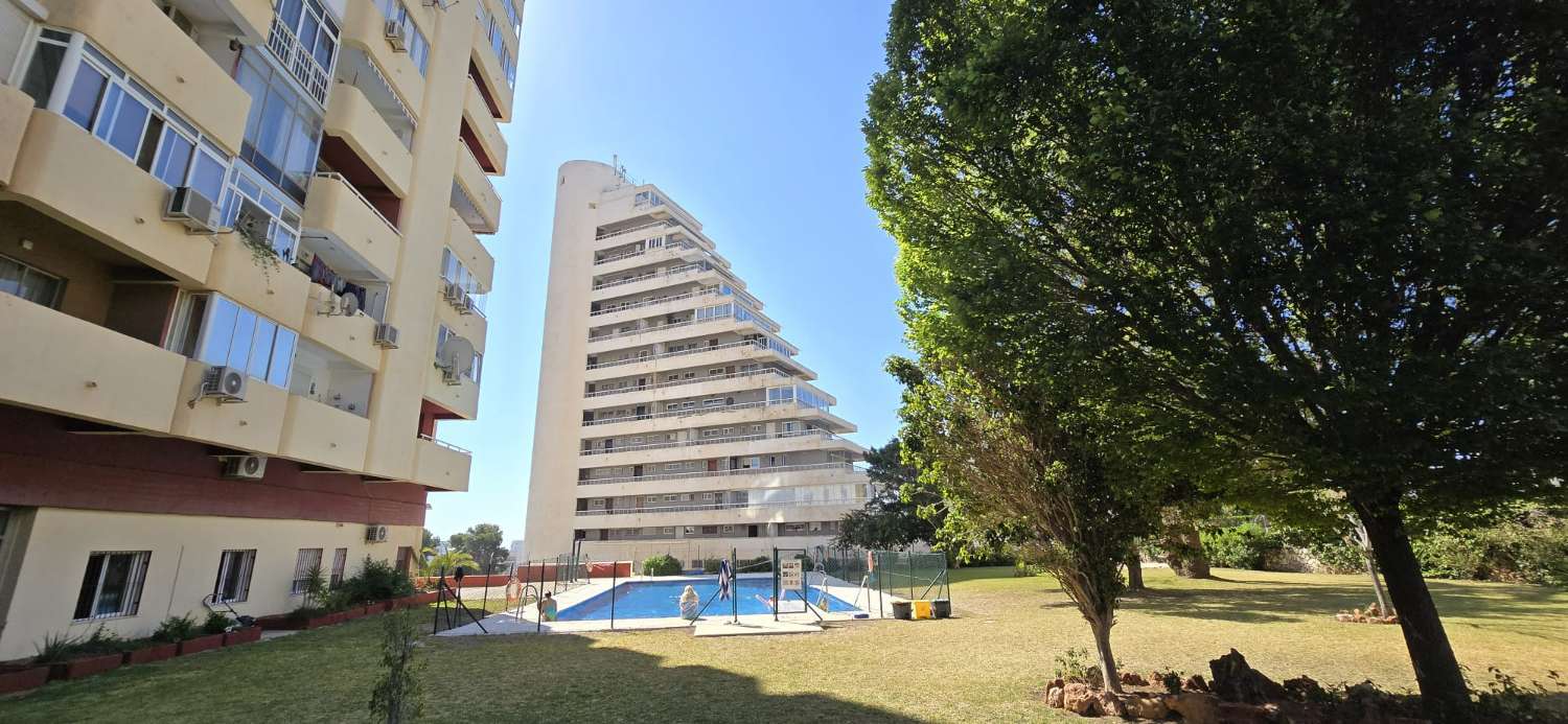 Encantador Piso Reformado en Benalmádena con Vistas a la Piscina